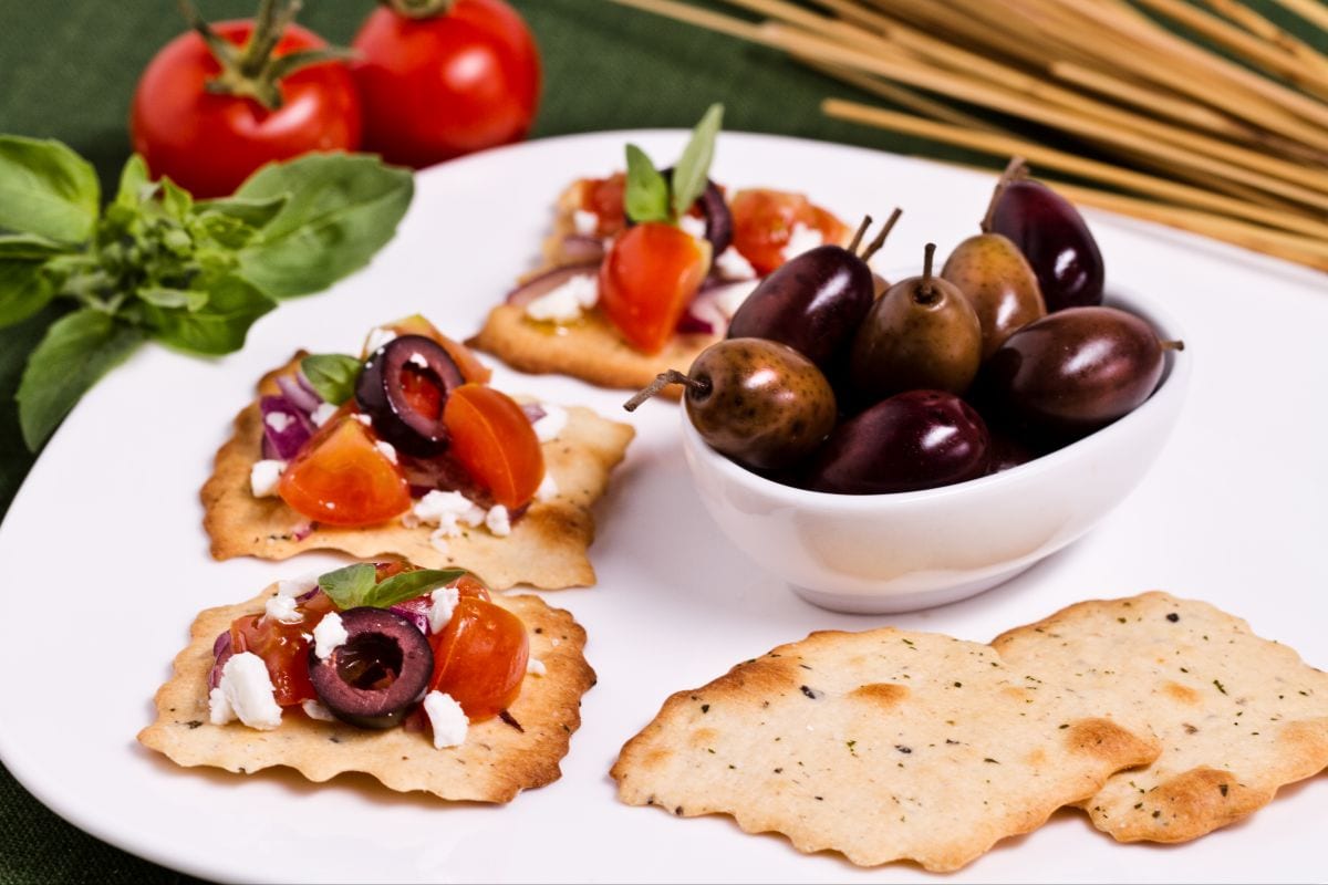 Folhados com azeitonas, tomate e migalhas de feta