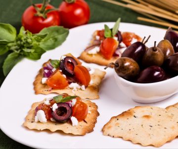 Folhados com azeitonas, tomate e migalhas de feta