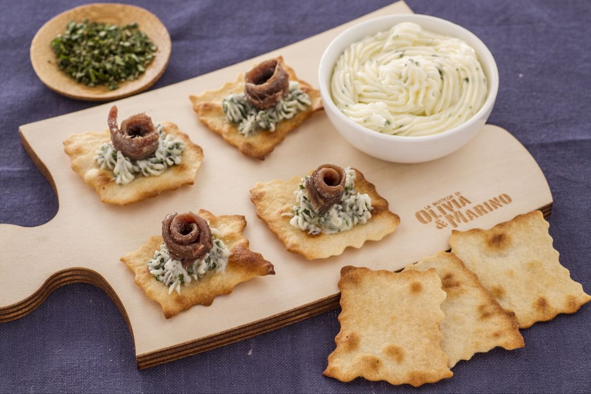 Folhados com manteiga aromatizada e anchovas