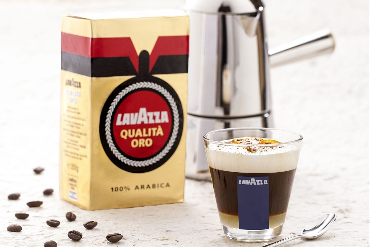 Café com laranja com espuma de leite cremosa e aromática