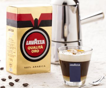 Café com laranja com espuma de leite cremosa e aromática