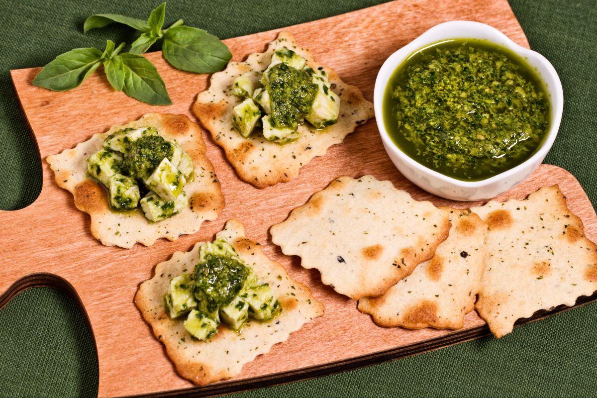 Folhados de azeitonas com salada de frango verde