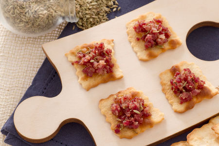 Folhados clássicos com migalhas de linguiça