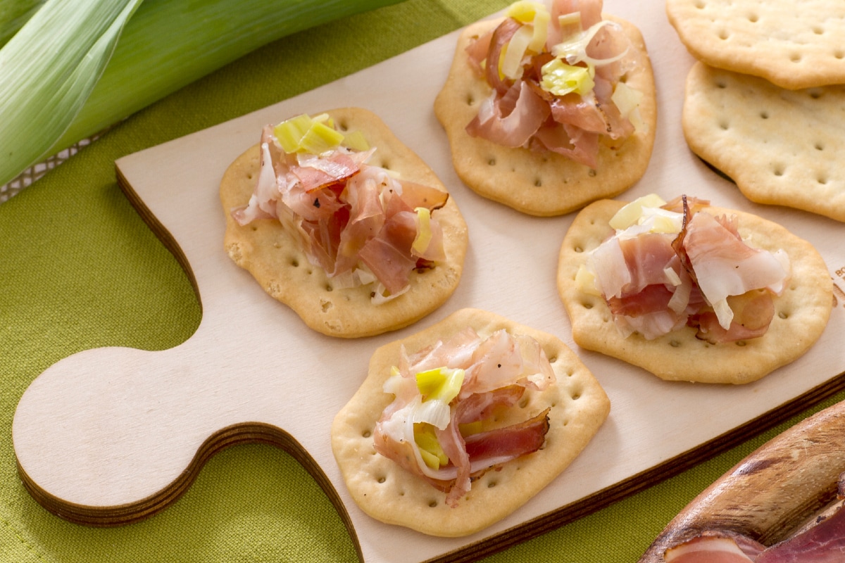 Spianatine com julienne de alho-poró e speck