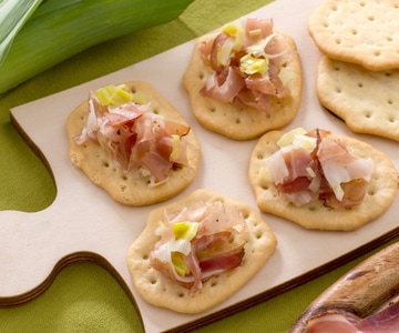 Spianatine com julienne de alho-poró e speck