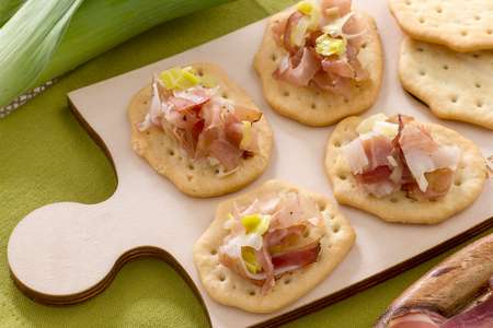 Spianatine com julienne de alho-poró e speck