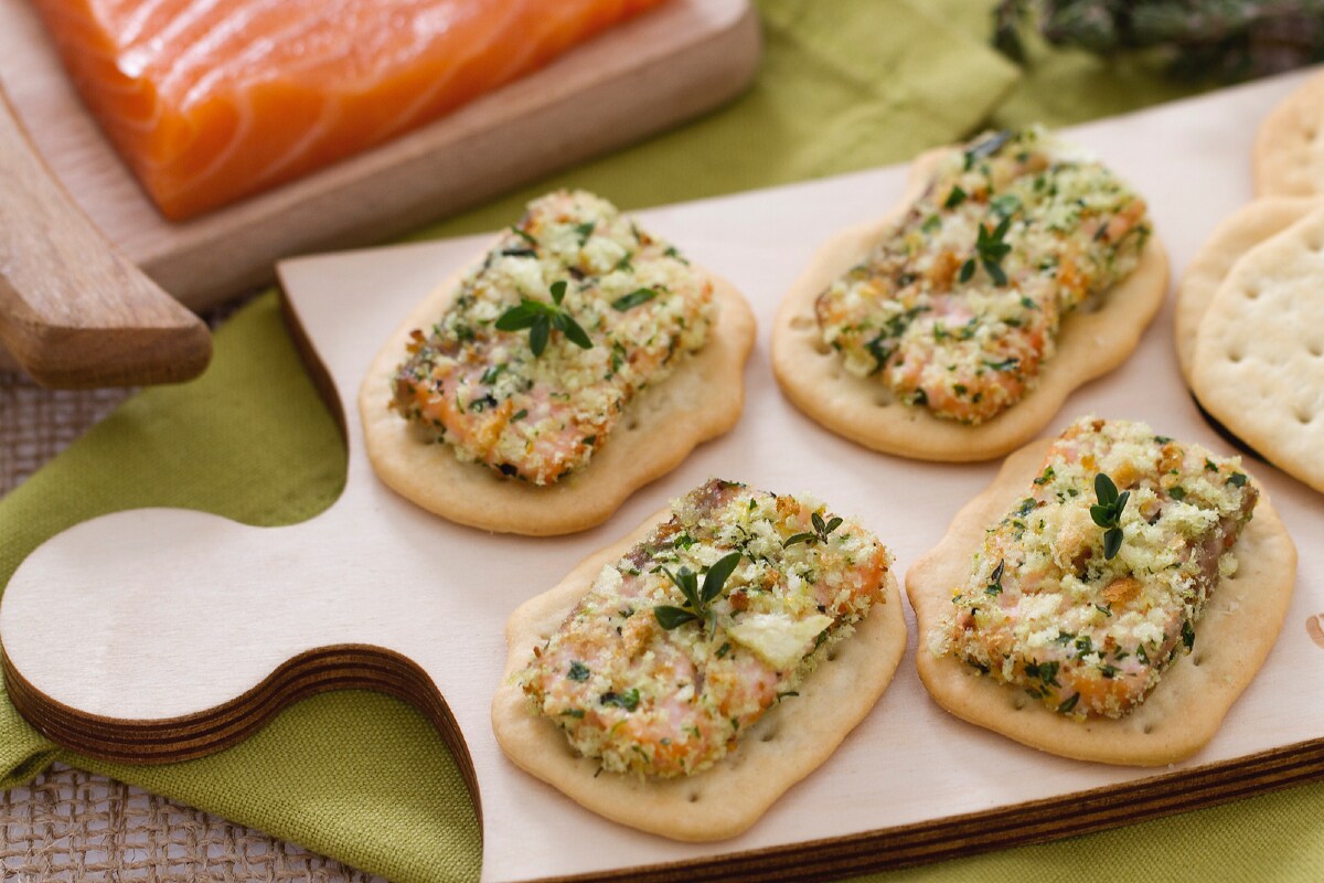 Salmão crocante sobre esmagadas