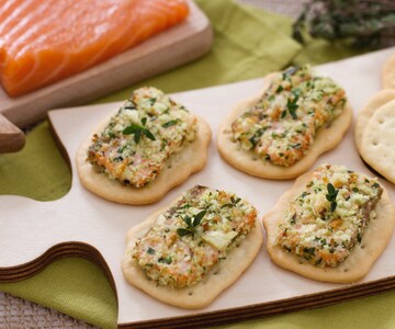 Salmão crocante sobre esmagadas