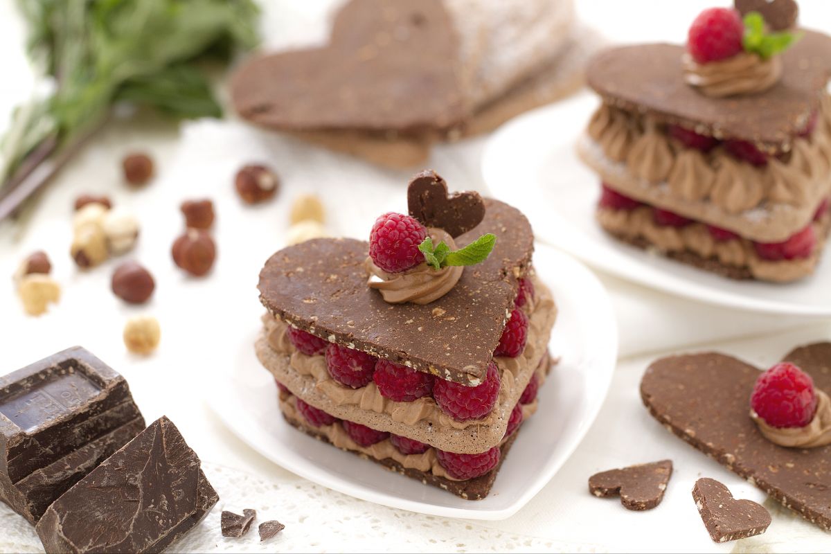 Coraçõezinhos de chocolate e framboesas