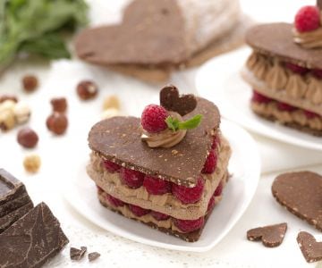 Coraçõezinhos de chocolate e framboesas