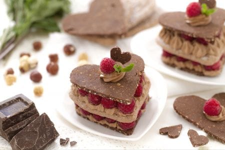 Coraçõezinhos de chocolate e framboesas