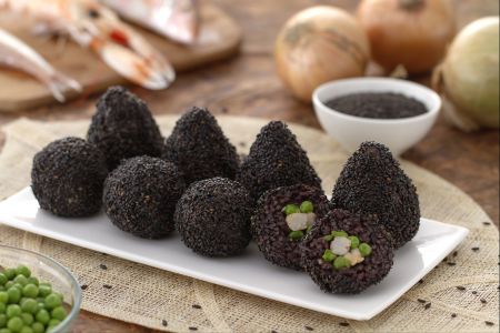 Arancini de arroz venere e peixe