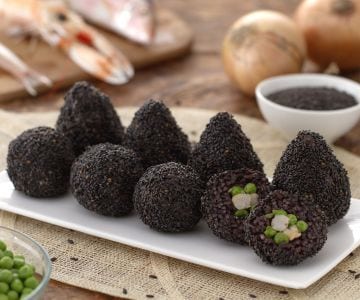Arancini de arroz venere e peixe
