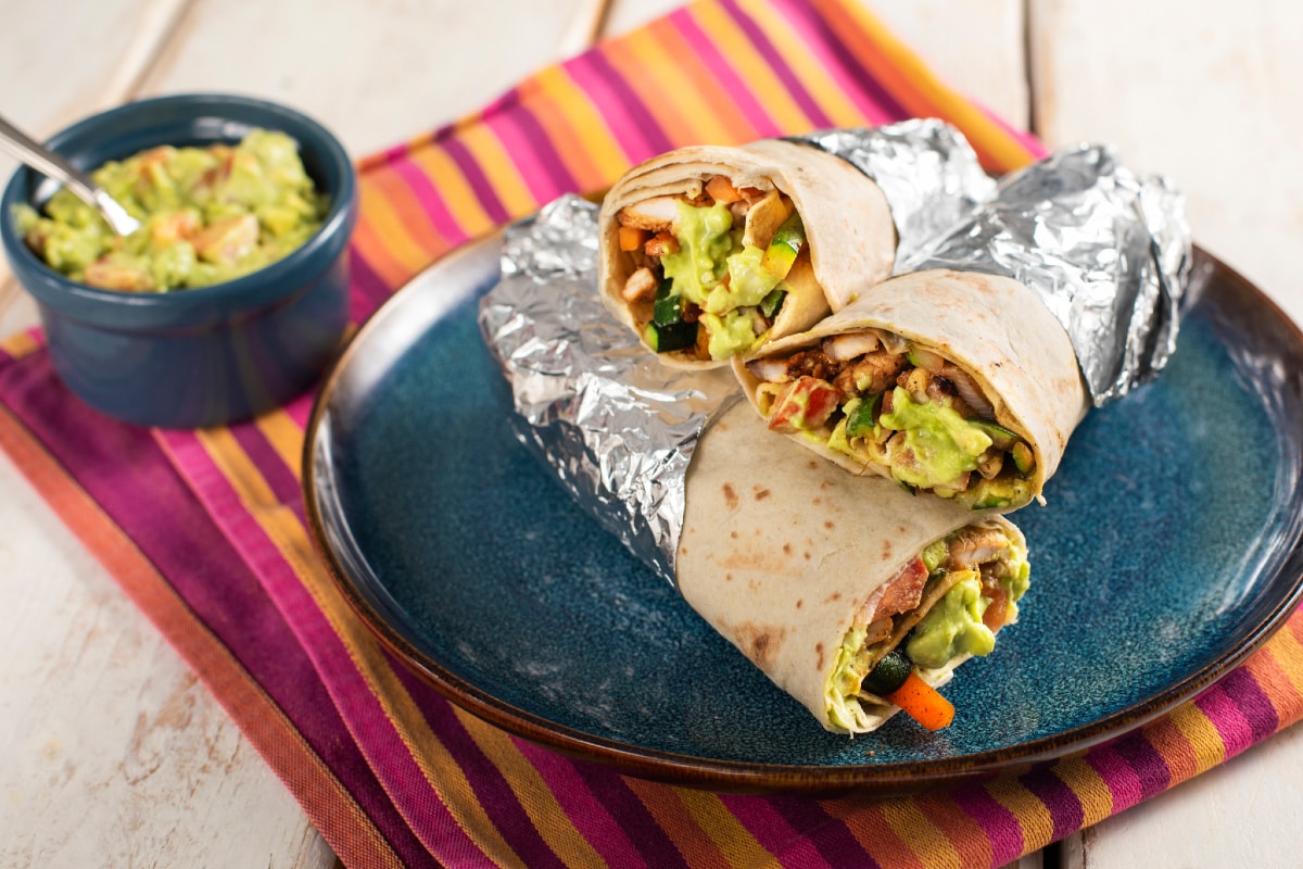Tortillas com carne de porco temperada e guacamole com iogurte