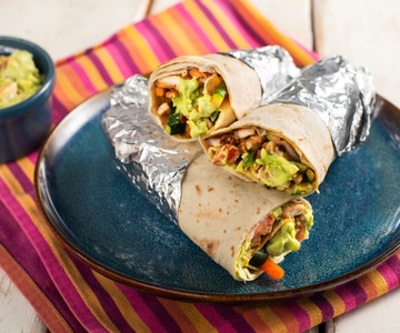 Tortillas com carne de porco temperada e guacamole com iogurte