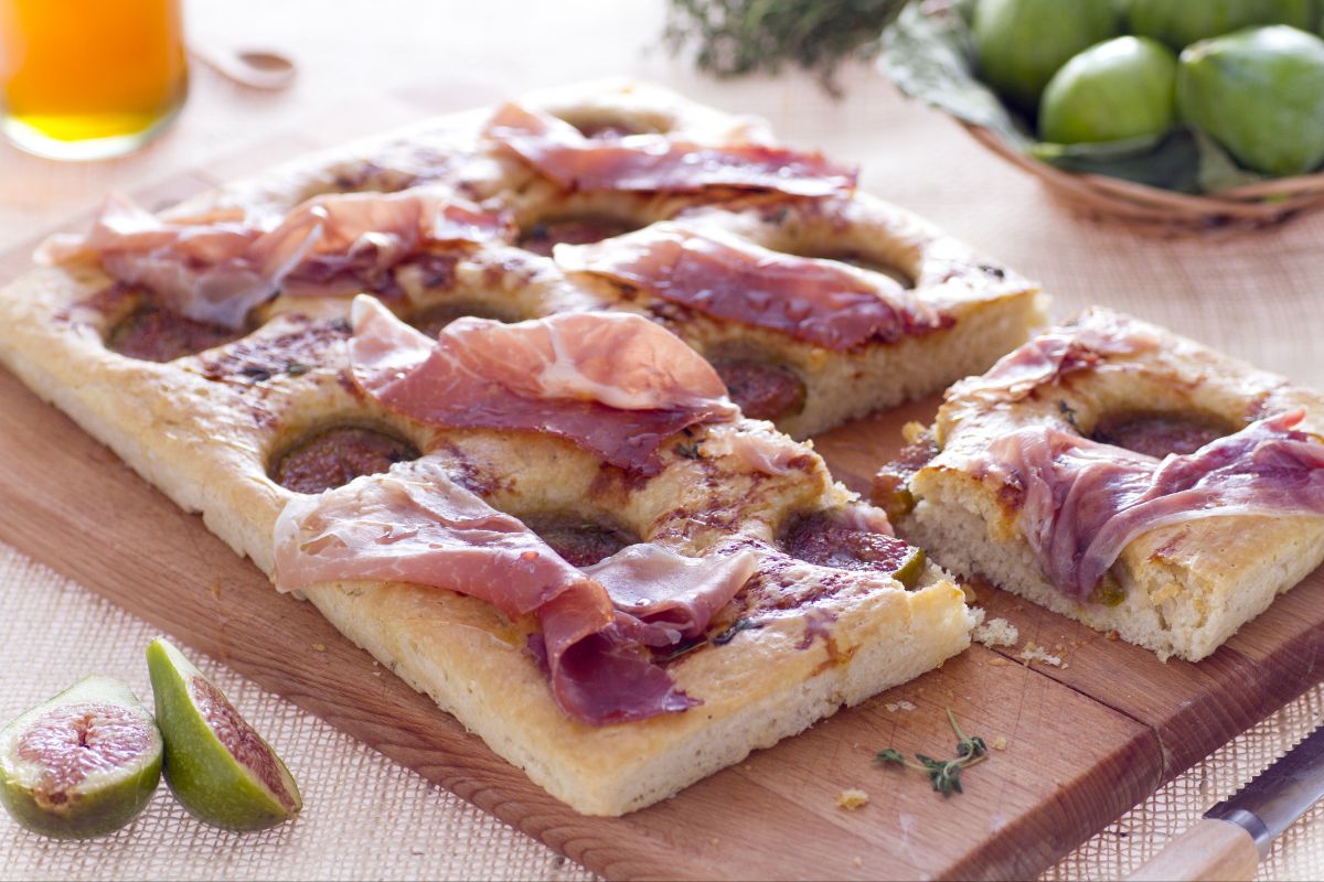 Focaccia com presunto cru e figos