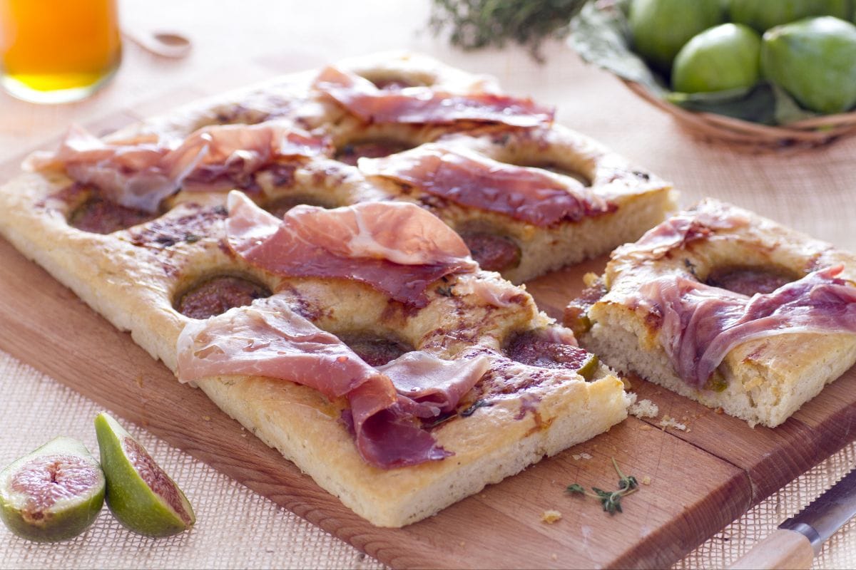Focaccia com presunto cru e figos