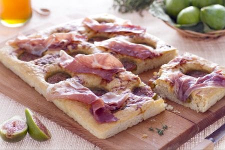 Focaccia com presunto cru e figos