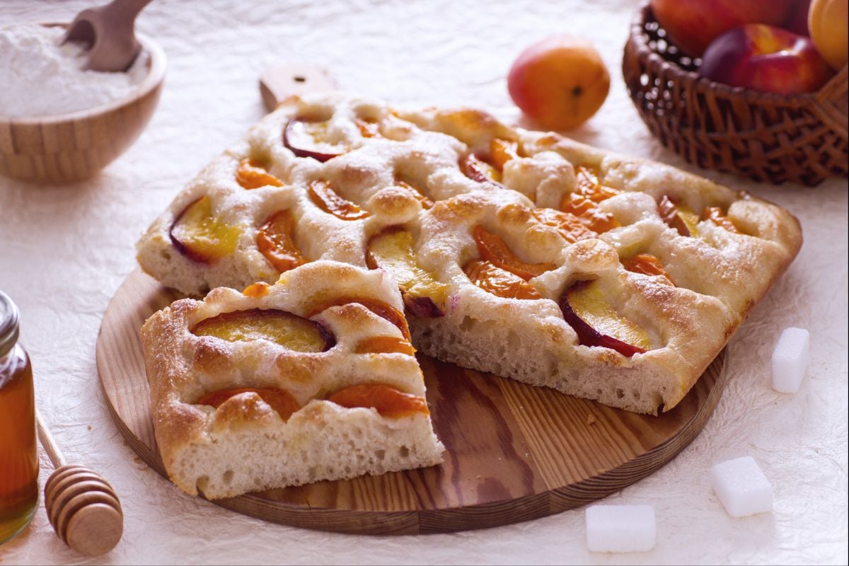 Focaccia doce com pêssegos e damascos