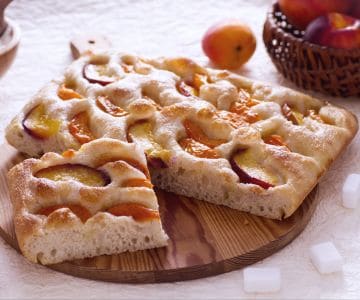 Focaccia doce com pêssegos e damascos