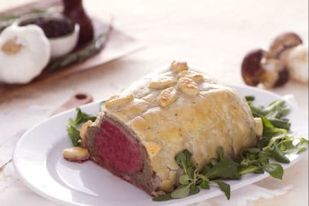 Coração de alcatra em crosta com bacon e cogumelos porcini