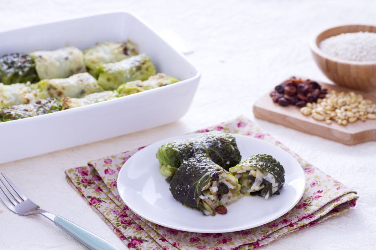 Rolinhos de repolho recheados com arroz e escarola