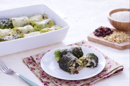 Rolinhos de repolho recheados com arroz e escarola