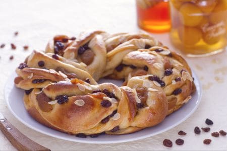 Corona lievitata di albicocche e moscato