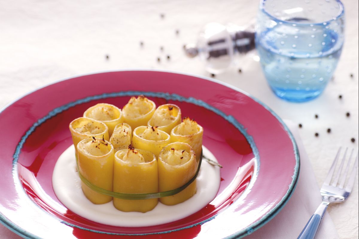 Paccheri recheados com bacalhau sobre fondue de queijo