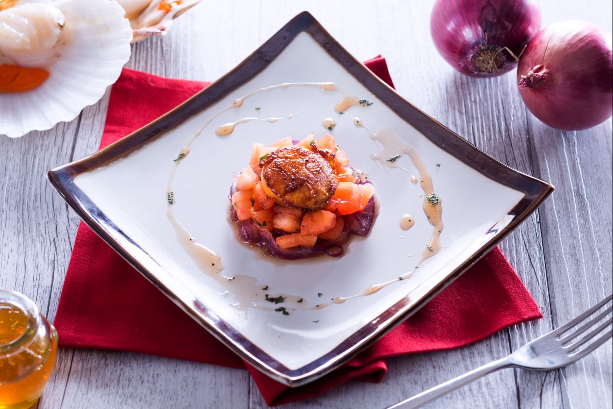 Vieiras grelhadas com cebola caramelizada