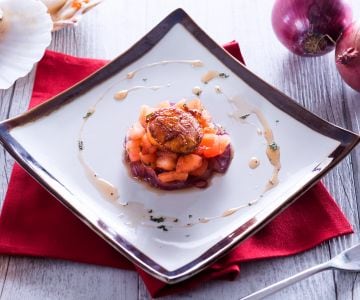 Vieiras grelhadas com cebola caramelizada