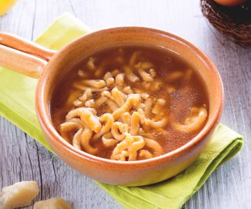 Passatelli em caldo com molho de soja