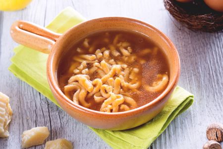 Passatelli em caldo com molho de soja