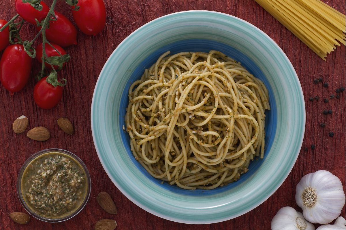 Spaghetti com pesto alla trapanese