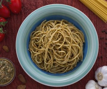 Spaghetti com pesto alla trapanese