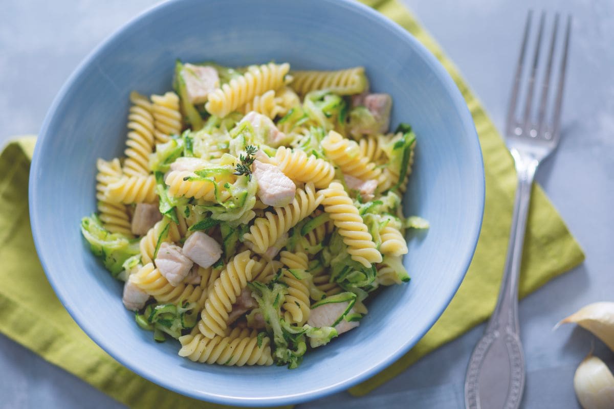 Pasta com peixe-espada e abobrinha