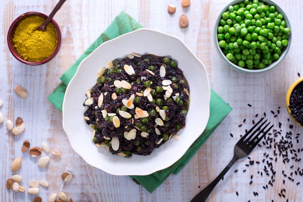 Arroz venere ao curry