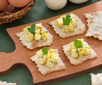 Folhados de azeitona com cubos de omelete