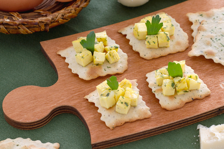 Folhados de azeitona com cubos de omelete