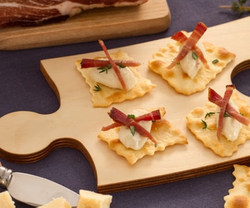 Folhados clássicos com creme de parmesão e fatias de speck