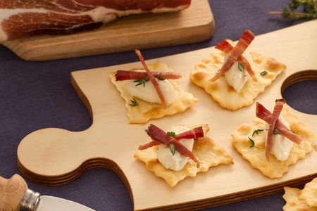 Folhados clássicos com creme de parmesão e fatias de speck