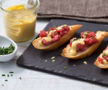 Tartare de carne sobre bruschetta