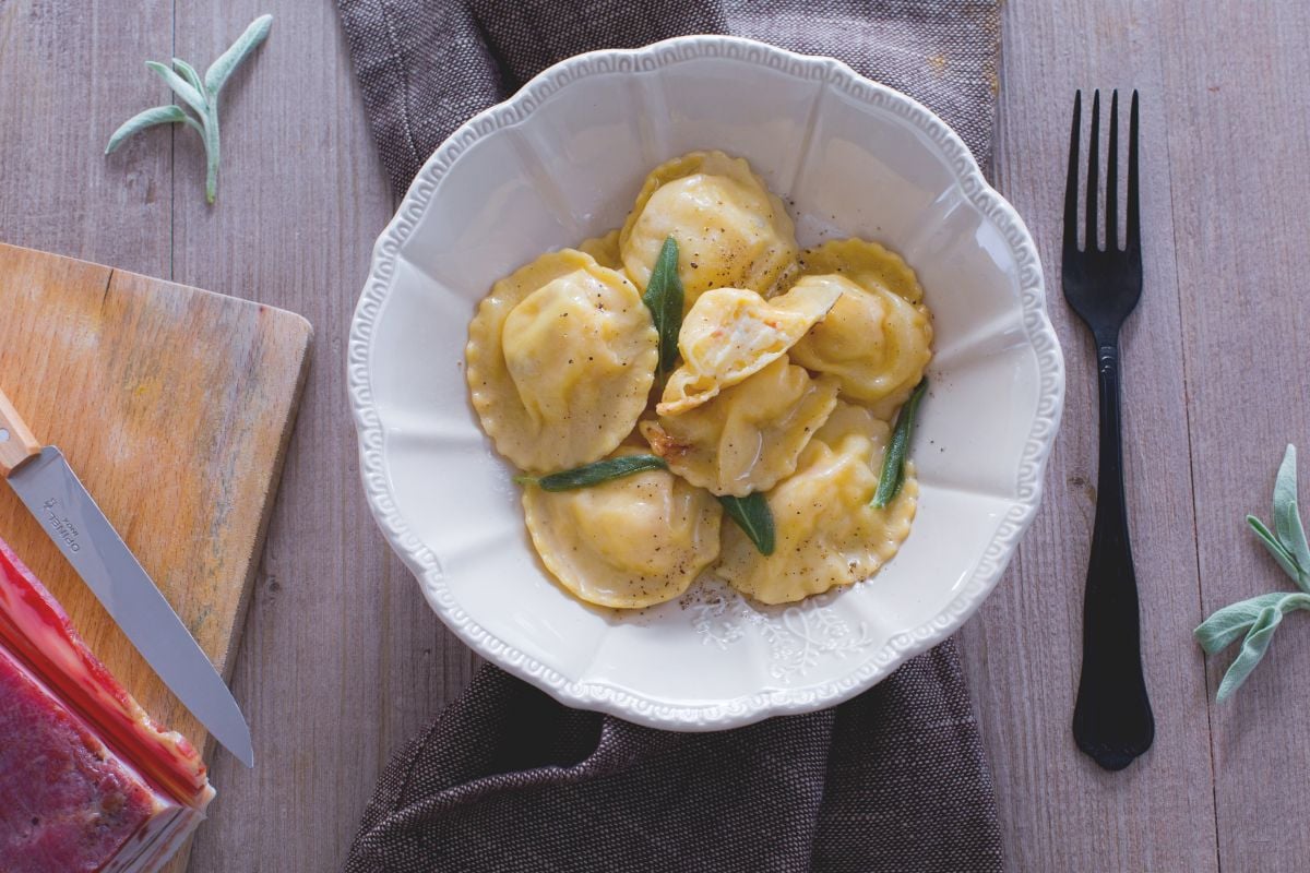 Tortelli de batata e bacon com manteiga e sálvia