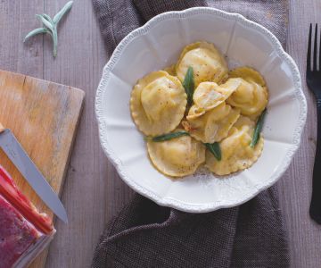 Tortelli de batata e bacon com manteiga e sálvia