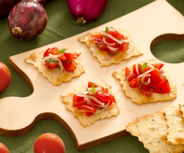 Folhados de azeitonas com cebolas e tomatinhos