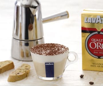 Mousse de café na xícara com cantucci