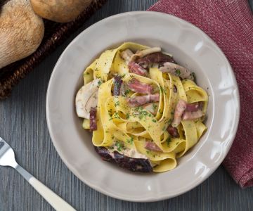 Pappardelle com speck e funghi porcini