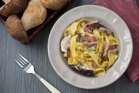 Pappardelle com speck e funghi porcini