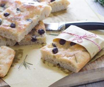 Focaccia com alcaparras, alecrim e azeitonas taggiasche