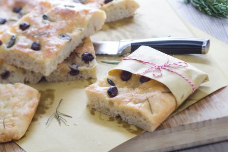 Focaccia com alcaparras, alecrim e azeitonas taggiasche